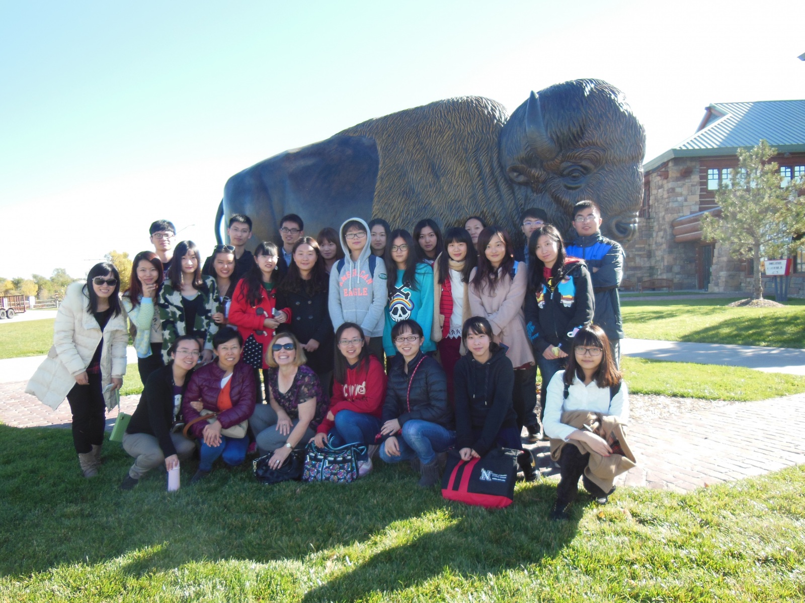 Students visit buffalo statue