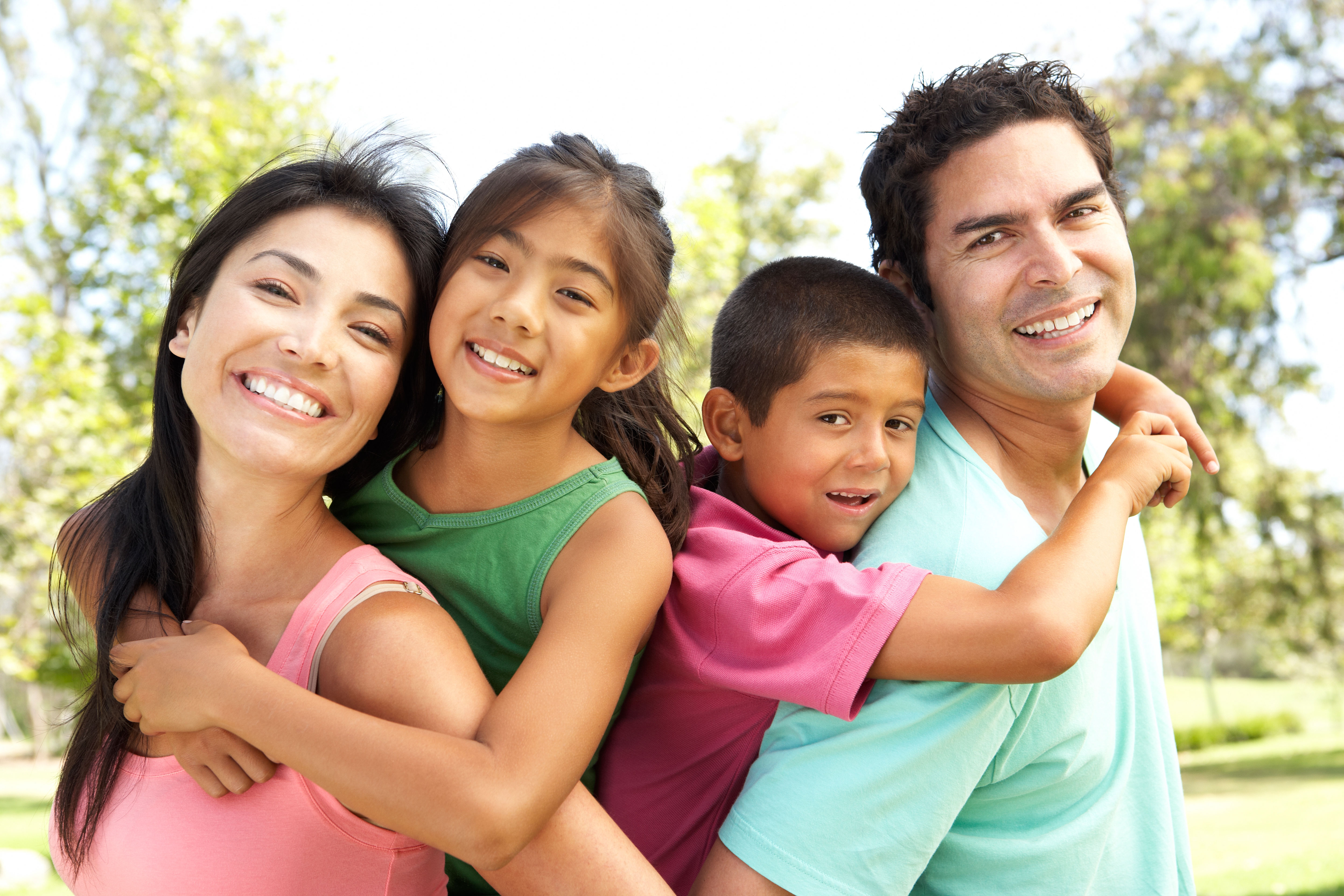 Здоровье этнических групп. Семья. Семья улыбается. Разные семьи. Счастливая узбекская семья.