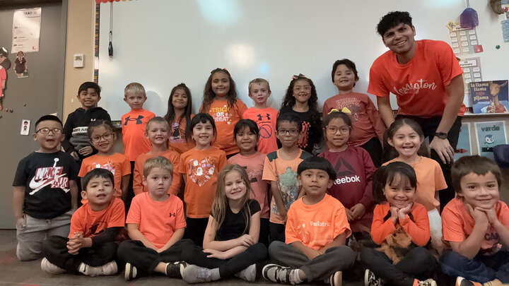 Odwuar Quiñónez and the children in his class pose for a group photo