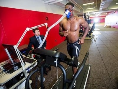 Photo of athlete on treadmill with mask to measure airflow.